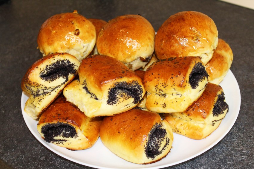 Сдобные булочки с изюмом