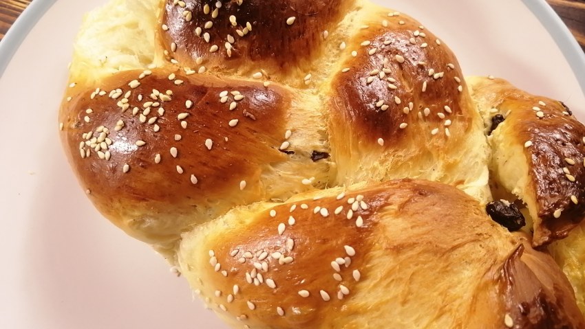 Сдобные булочки с изюмом