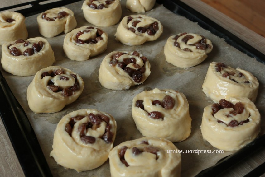 Булочки с изюмом