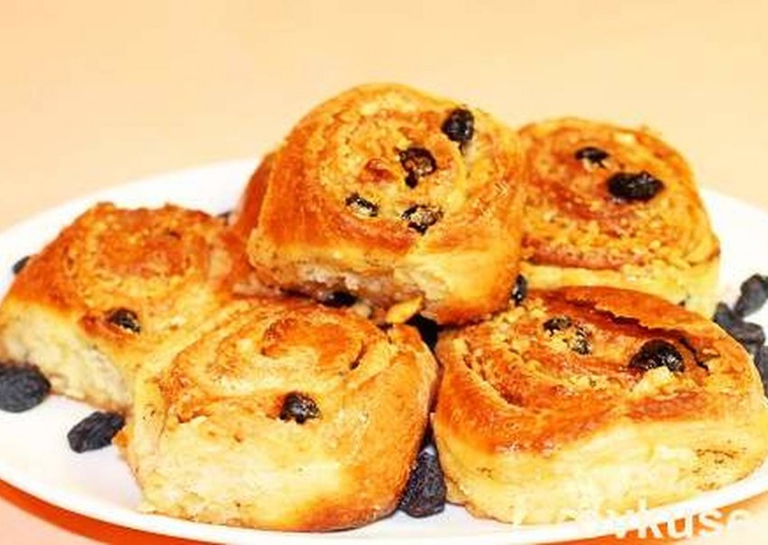 Булочки с изюмом и орехами из дрожжевого теста