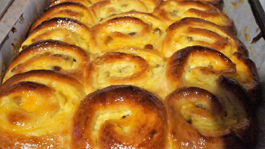 Булочки с изюмом из дрожжевого