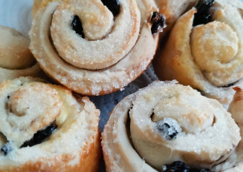 Сдобные булочки с изюмом