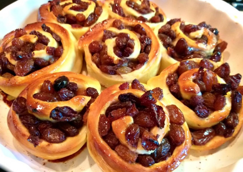 Красивые булочки с изюмом