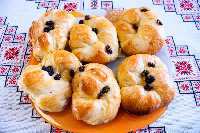 Булочки с изюмом