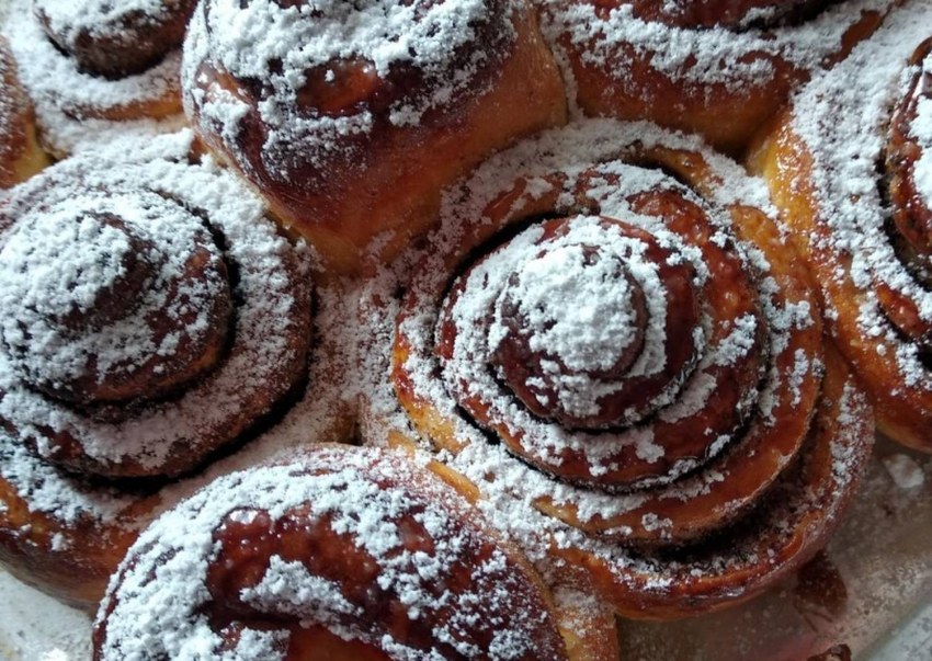 Булочки с изюмом и сахарной пудрой