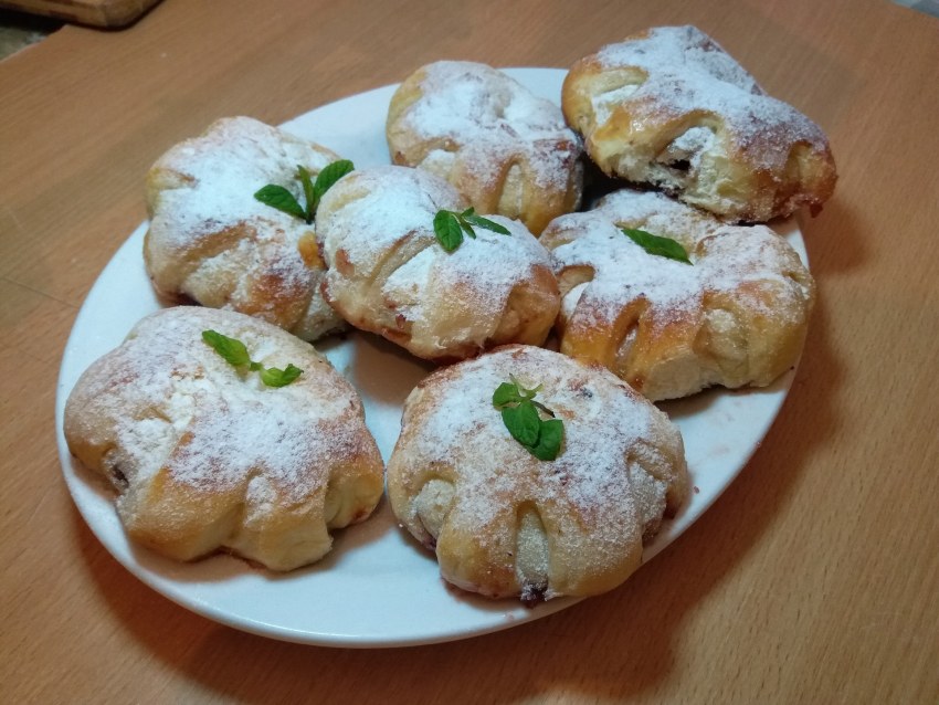 Булочки с яблочным повидлом