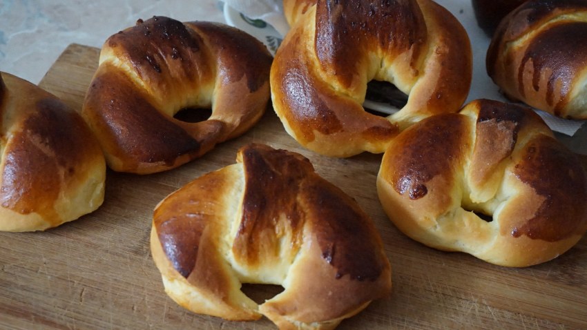 Сдобные булочки с изюмом