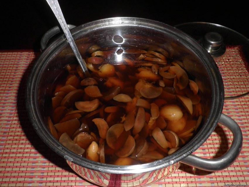 Компот из яблок в кастрюле
