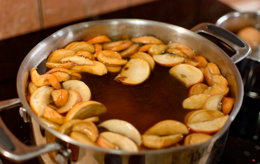 Яблочный компот в кастрюле