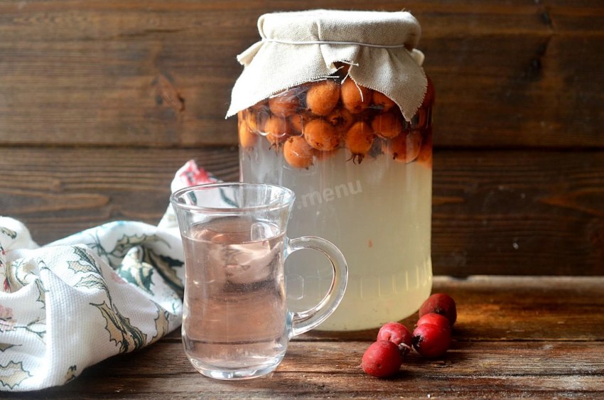 Яблоки в кастрюле с сахаром