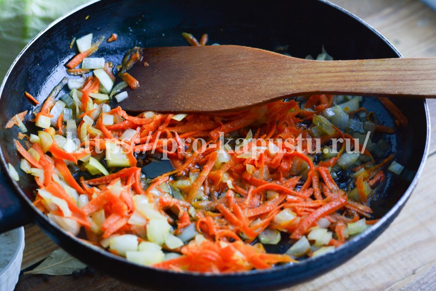 Курица тушеная с овощами на сковороде