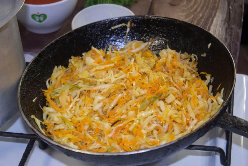 Блюдо из капусты на сковородке