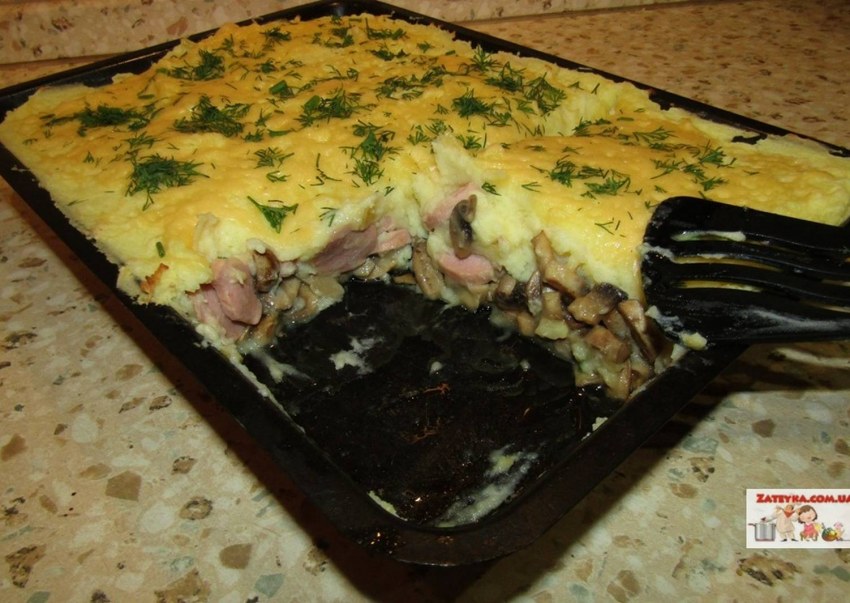 Запеканка из пюре с сосисками