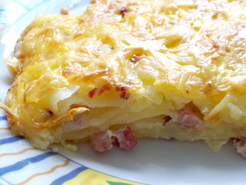 Картошка с сосисками в мультиварке