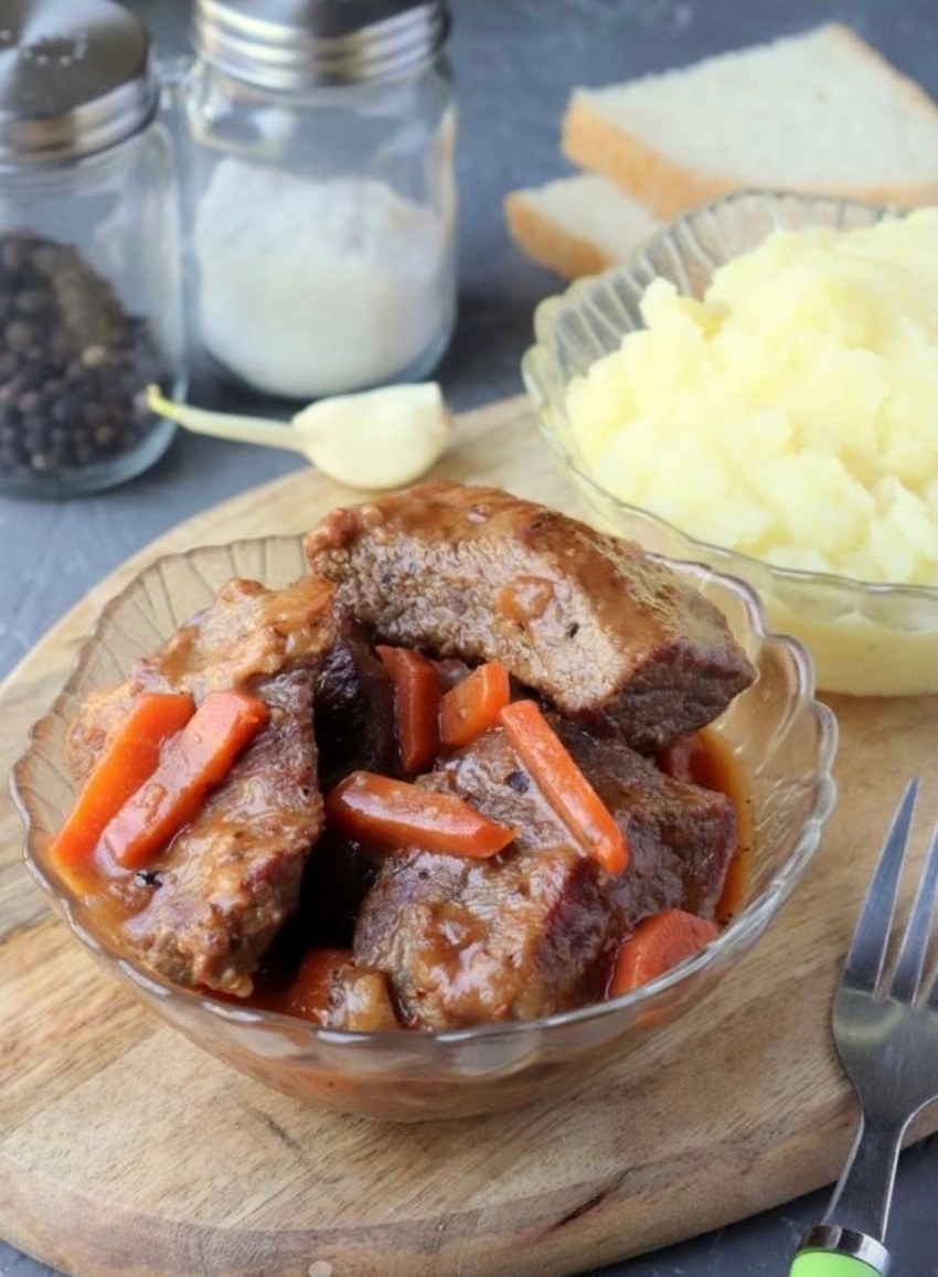 Мясо тушеное крупным куском