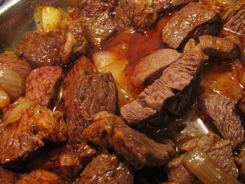 Тушеное мясо кусочек