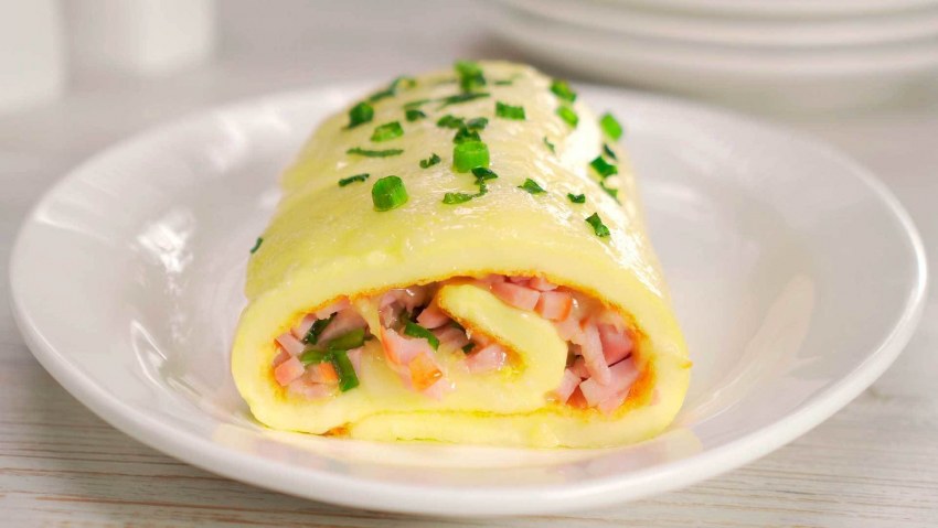 Яичный рулет с ветчиной и сыром