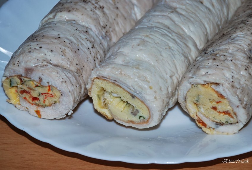 Рулет из курицы с омлетом