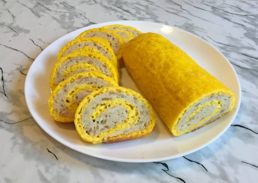 Яичный рулет с курицей