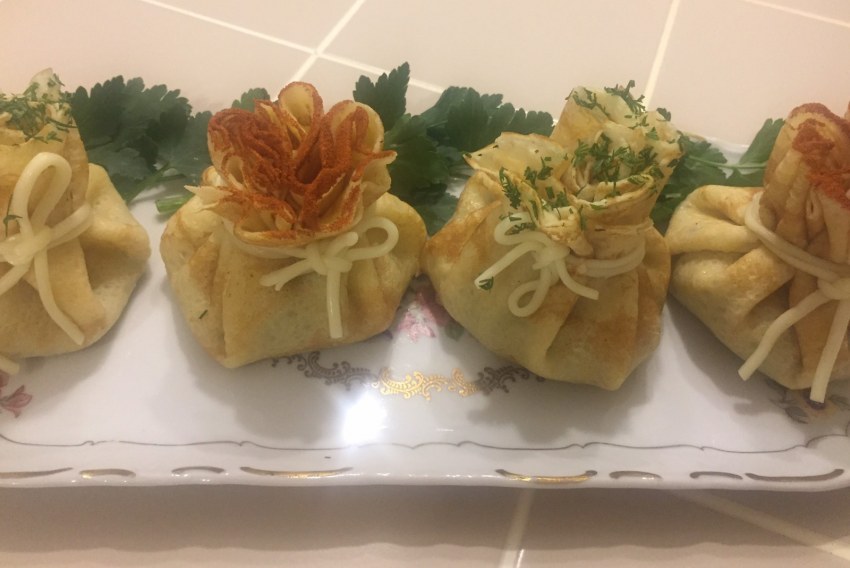 Блинные мешочки на белом фоне