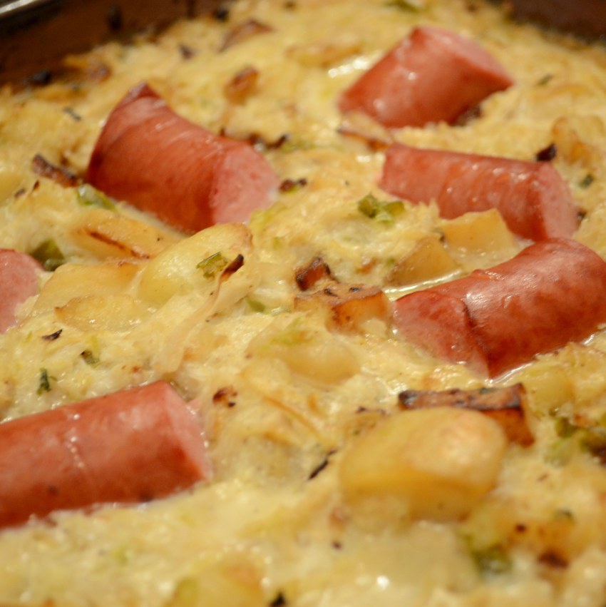 Блюдо с сосисками и картошкой