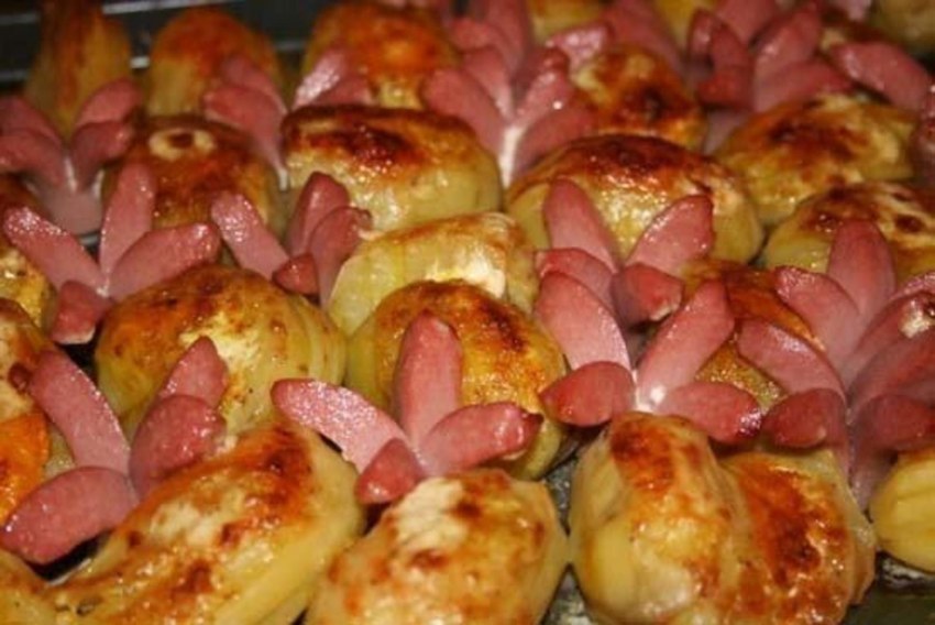 Картошка с сосисками в духовке