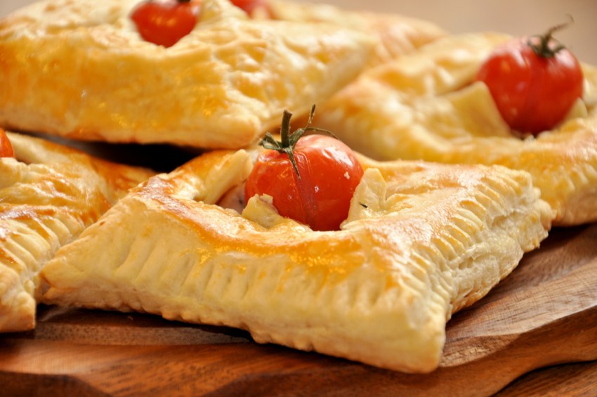 Слоеные пирожки с картошкой