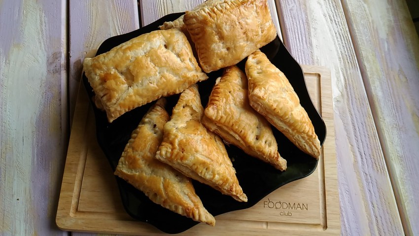 Пирожки с мясом из слоеного теста
