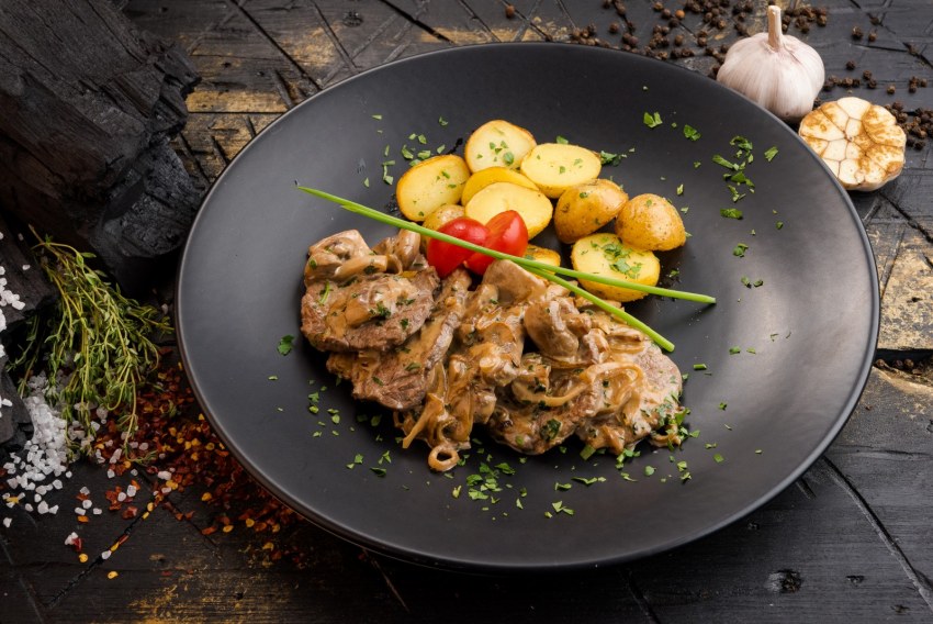 Бефстроганов из говядины с шампиньонами