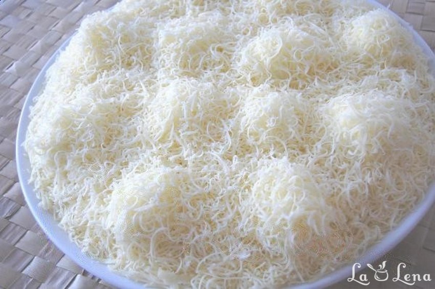 Салат Цезарь с креветками пекинской капустой