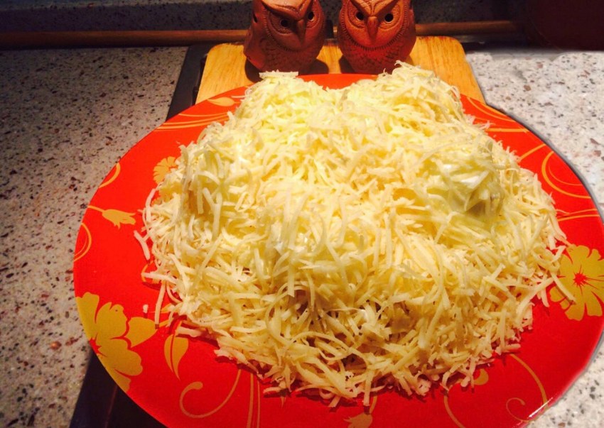 Салат сугроб с курицей и грибами