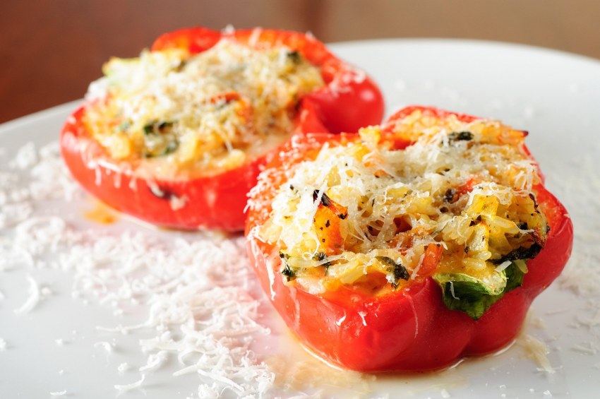 Перцы фаршированные курицей и помидорами