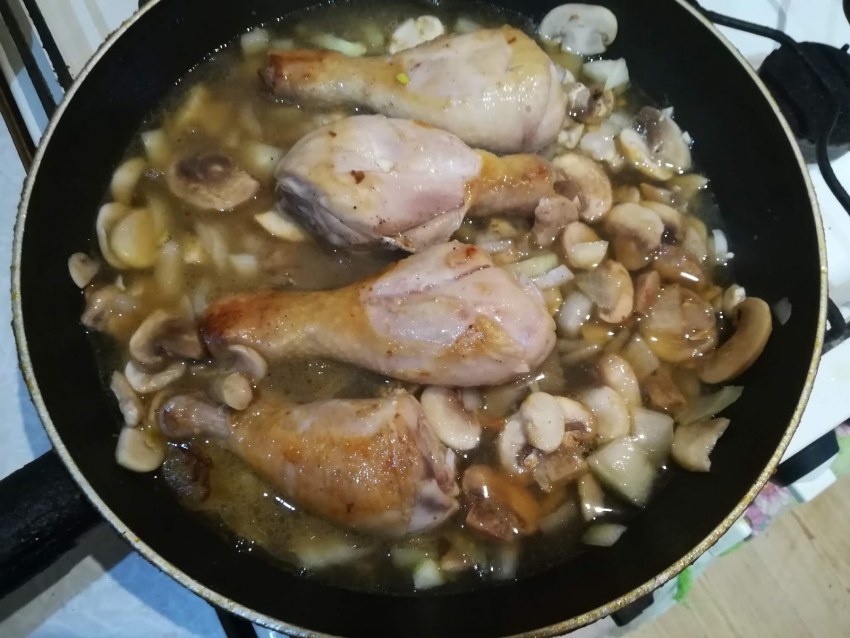 Курица тушёная в сметане