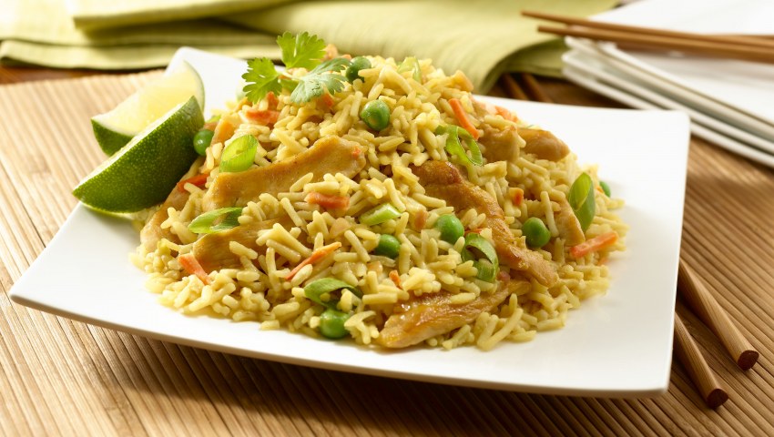 Жареный рис с курицей и овощами