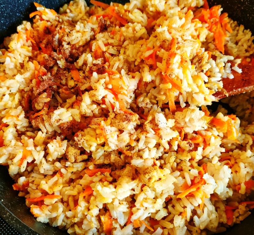 Корейское блюдо рис с яйцом и овощами