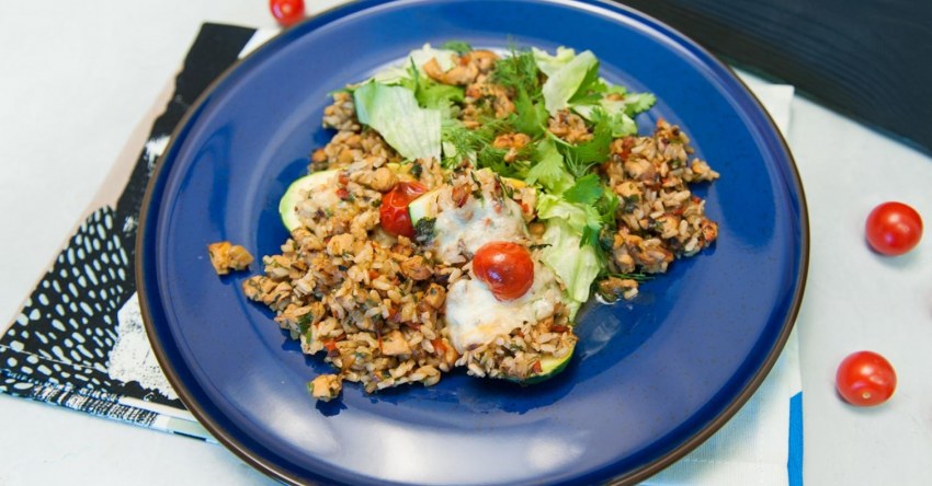 Бурый рис с курицей и овощами