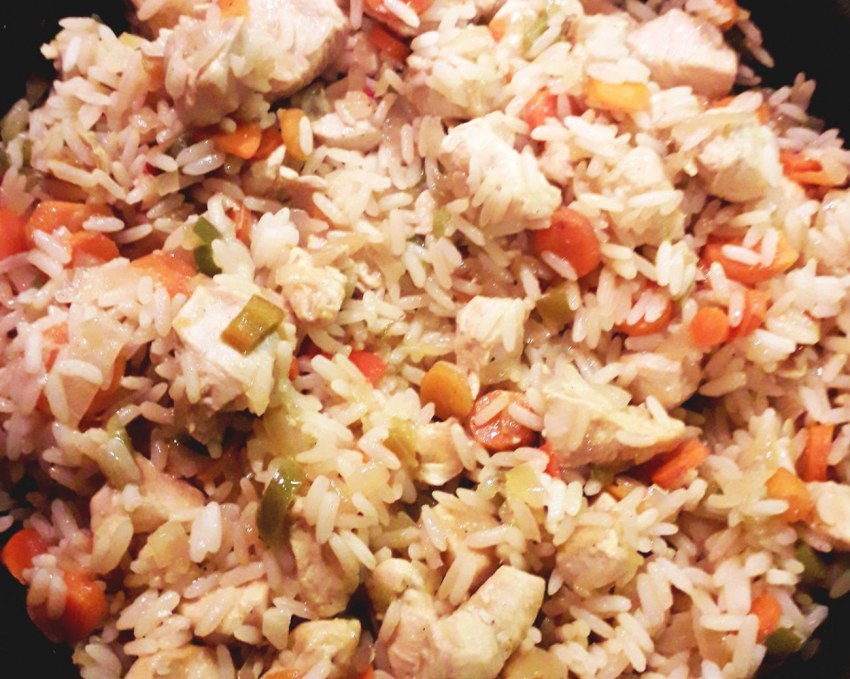 Курица отварная с бурый рисом и кабачковой икрой