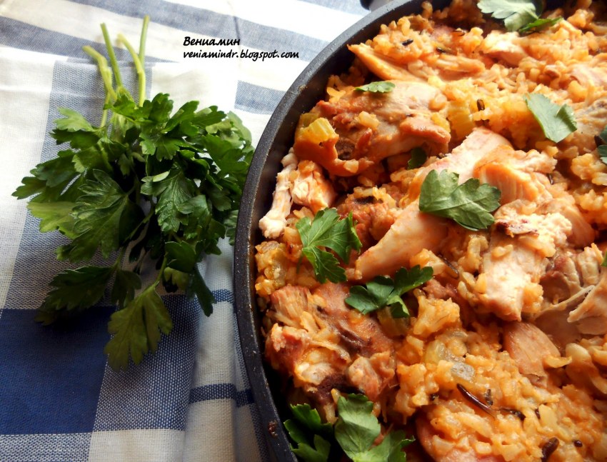 Куриное филе с копчеными колбасками