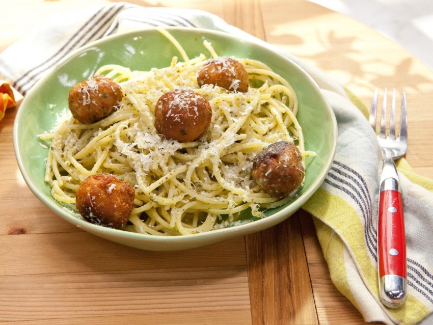Макароны с поваром
