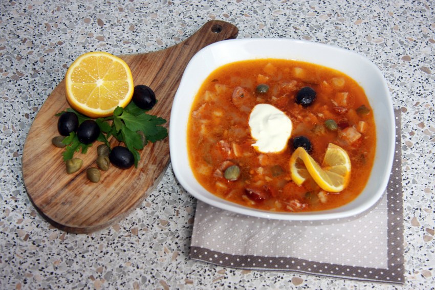 Сборная солянка с маслинами и оливками