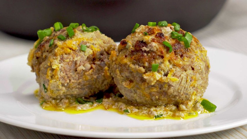Биточки мясные с гречкой и сметанным соусом