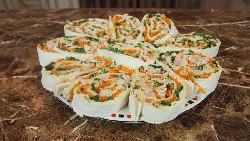 Рулет из лаваша с корейской морковью и курицей