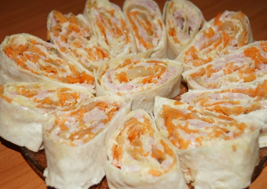 Рулет из лаваша с корейской морковкой