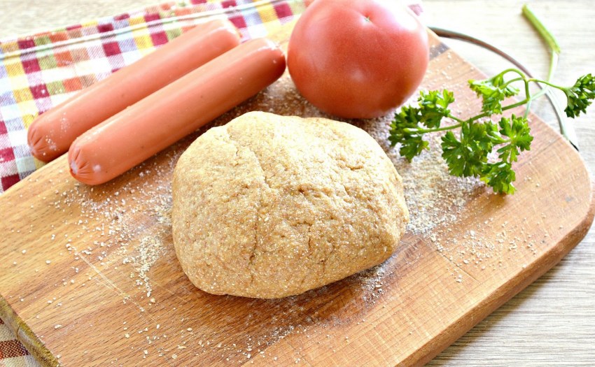 Тесто для пиццы на белом фоне