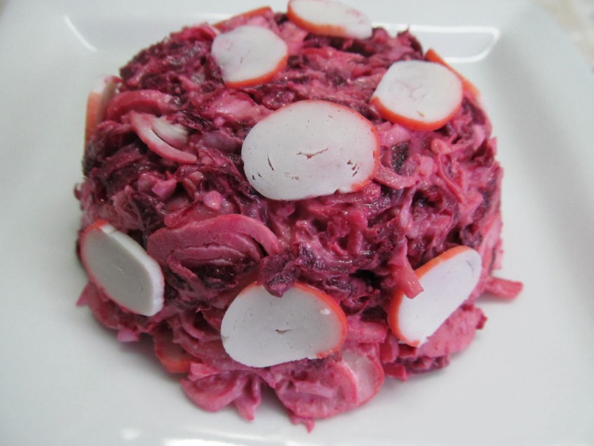 Салат с крабовыми палочками и свеклой