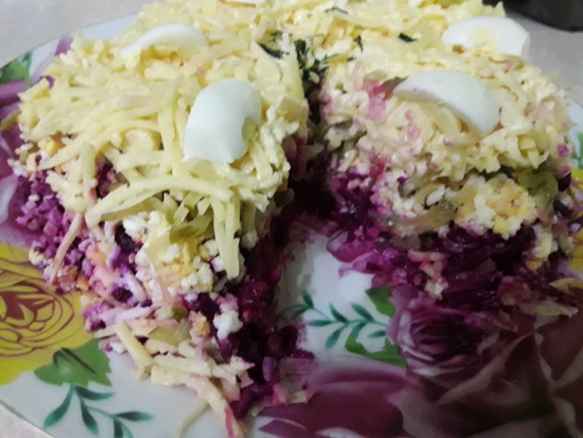 Салат со свёклой и сыром и яйцом