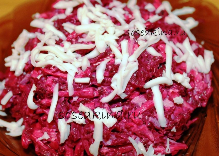Свекольный салат с сыром и яйцом