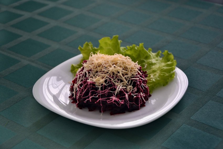 Салат свекольный с сыром и чесноком