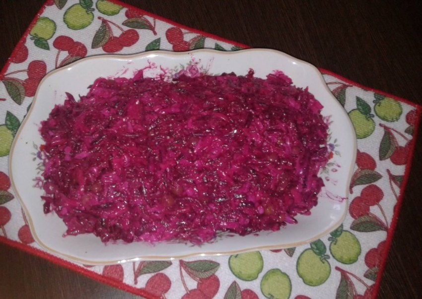 Салат с горошком и яйцом и свеклой