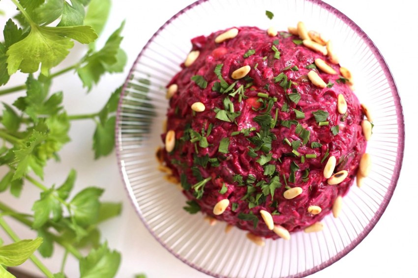 Салат с кальмарами и свеклой